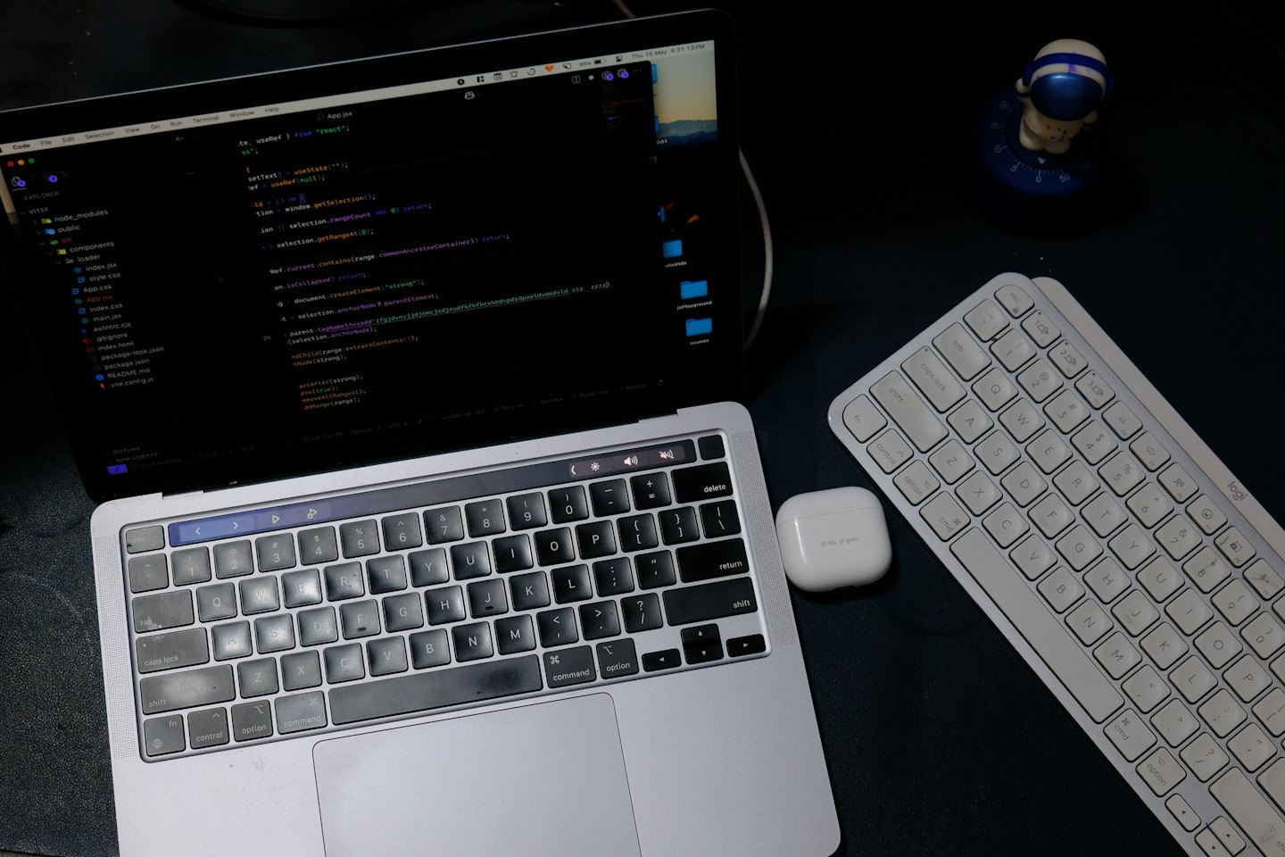 Ein Laptop mit Code auf einem Schreibtisch mit Tastatur.